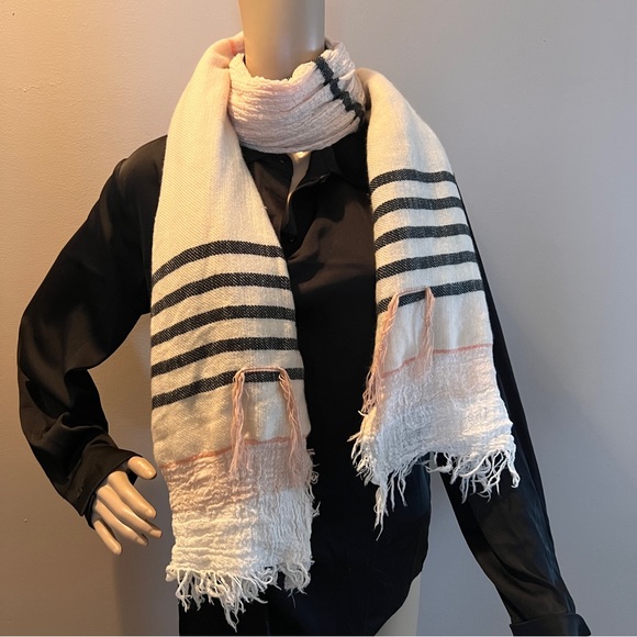 Oversized multi texture soft feel scarve/ wrap with fringe detail - Picture 3 of 8